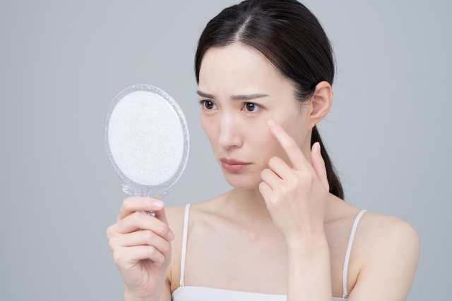 目元の肌質を改善する